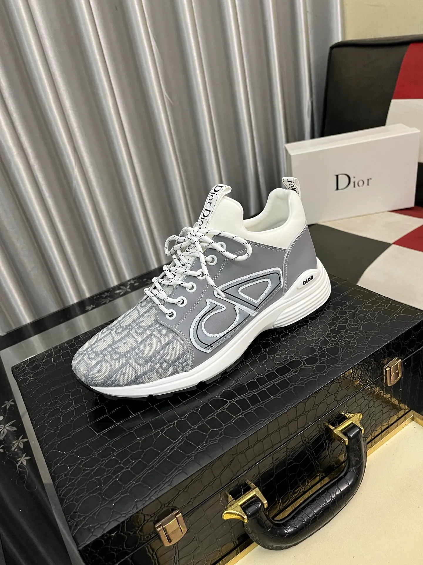 Men's clothing and shoes 💰458⌚️⌚️ Dior's casual and sporty style is combined with the elements of dad bag-soled shoes. It has successfully broken through the dad shoe style that has been on the streets in recent years and has become a beautiful landscape in luxury goods. The fabric is high mercerized with breathable mesh. The mesh on both sides of the shoe is made of three layers of composite technology. The bottom process uses package molding fabrics: imported high mercerized 🐂 cowhide stitching with original customized D-shaped mesh code number: 38-445️⃣Colors available
